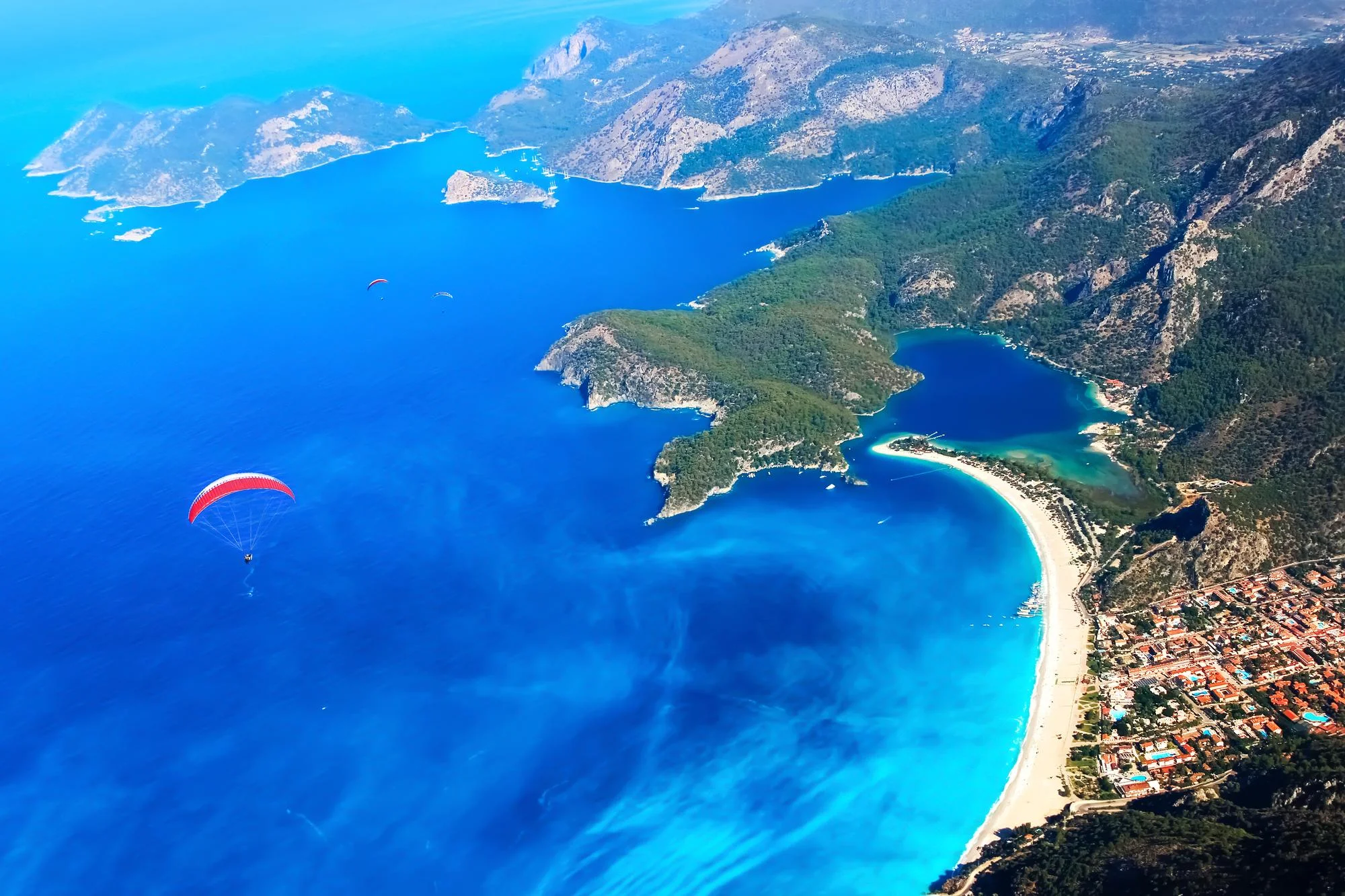 Ölüdeniz'in turkuaz lagünü, sahili ve yamaç paraşütleri
